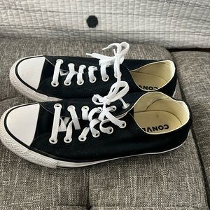 Classic Low-Top Double-Tounge Converse Sneakers
